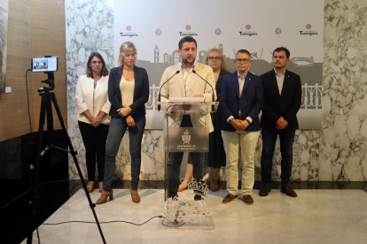 L'alcalde de Tarragona, Rubén Viñuales, va comparèixer ahir davant dels mitjans acompanyat per alguns dels consellers del govern municipal.