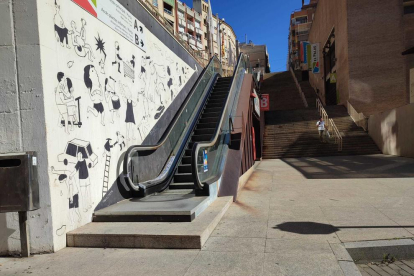 El primer tram de les escales del Palau Firal i de Congressos està fora de servei per seguretat, perquè hi ha alguns vidres trencats.