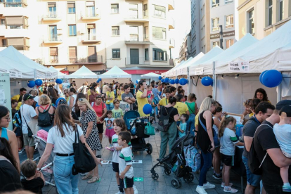 Més de 4.000 persones han participat de la fira de tallers científics que s'ha fet a la plaça Corsini.