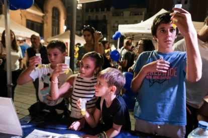 Més de 4.000 persones han participat de la fira de tallers científics que s'ha fet a la plaça Corsini.