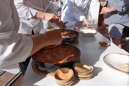 Imatge de l'elaboració d'un plat amb Romesco com un dels ingredients principals.