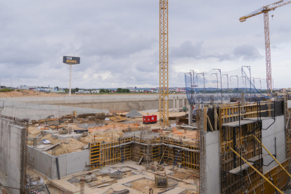 Treballs de construcció del futur hospital Viamed als terrenys urbanitzats del PP10 de Tarragona.