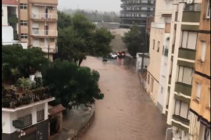 Diversos carrers a l'Ampolla s'ha inundat a causa de la pluja.