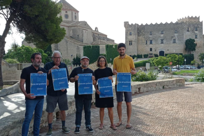 Autoritats i representants durant la presentació.