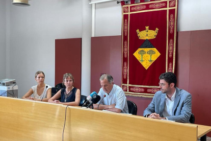 Fotografia de la roda de premsa que ha dut a terme el grup municipal socialista de Vandellòs i l'Hospitalet de l'Infant aquest matí.