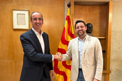 El director del complex industrial de Repsol a Tarragona, Javier Sancho, i l'alcalde de Tarragona, Rubén Viñuales, després signar l'acord.