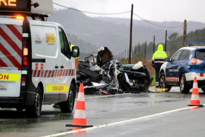 Vehicle implicat enl'accident mortal de l'N-420 a Móra completament destrossat entre dos vehicles policials i de conservació de carreteres.