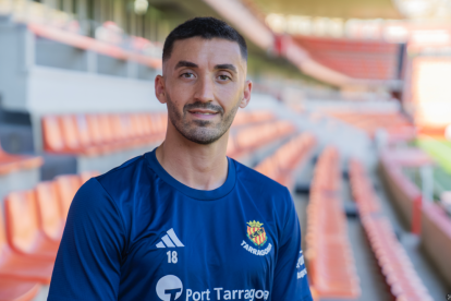 El migcampista del Nàstic de Tarragona, Borja Martínez, a la graderia del Nou Estadi Costa Daurada.