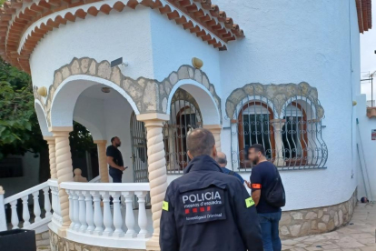 Agents dels Mossos en un habitatge de Montbrió del Camp.