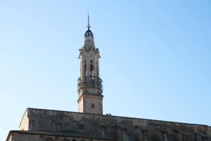 Imatge de la part superior del campanar de Valls amb la bastida.