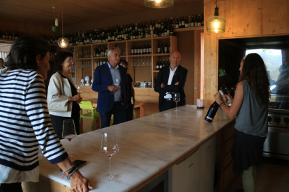 El consejero de Acción Climática, Alimentación y Agenda Rural, David Mascort, durante la visita a la bodega Venus La Universal de Falset.