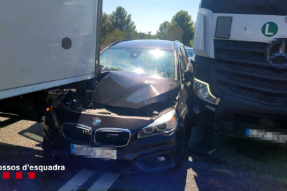 El coche de alta gama robado en la playa de la Pineda y empotrado entre dos camiones en la AP-7 en el Baix Penedès.