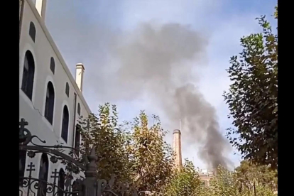 Imagen de la columna de humo en Tarragona.