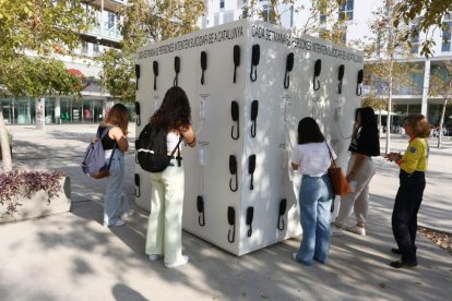 Professionals especialitzats en salut mental de psicologia, infermeria i psiquiatria atenen al 061 Salut Respon al Campus Catalunya de la URV.

Data de publicació: dijous 05 d'octubre del 2023, 16:49

Localització: Tarragona

Autor: Cedida URV