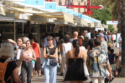 Gent passejant per La Setmana del Llibre en Català.