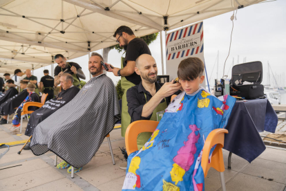 Cambrilenses y visitantes pudieron peinarse o cortarse el cabello al aire libre, en el Port.