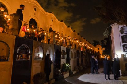 Imatge de la darrera edició de les visites noctures al Cementiri per Tots Sants.