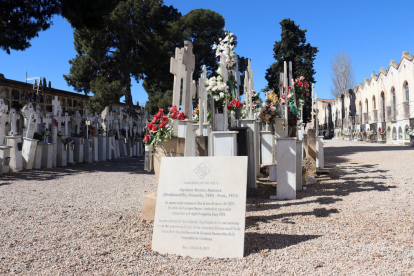 La placa en homenatge a Cipriano Martos instal·lada a la fossa històrica del cementiri de Reus on va ser enterrat.