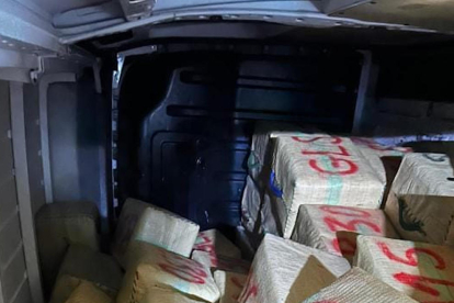 Els paquets de droga que duia la furgoneta que s'ha trobat bolcada a Begur.