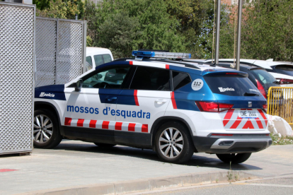 Un vehicle dels Mossos d'Esquadra entrant a la comissaria del Vendrell.