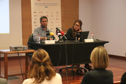 El director de la Taula del Tercer Sector Social de Catalunya, Roger Civit, i la responsable de polítiques d'enfortiment, Patrícia Casanueva, durant la presentació del baròmetre a Tarragona.