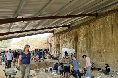 Un centenar de persones participen a la jornada de portes obertes del jaciment arqueològic de la Boella