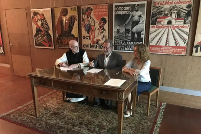El periodista y escritor Jesús Conte firma la donación de su fondo de documentación histórica y política al Arxiu Montserrat Tarradellas i Macià del Monestir de Poblet.