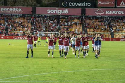 Els jugadors del Nàstic agraïnt el suport de l'afició.