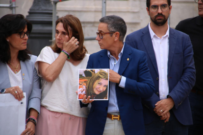 La regidora de Hacienda, Isabel Mascaró, sujetando una fotografía de la mujer muerta en manos presuntamente de su pareja a Tarragona.