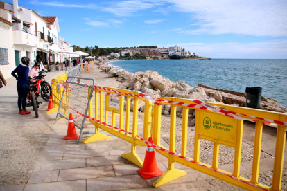 Imatge de l'actuació d'emergència al passeig marítim d'Altafulla.