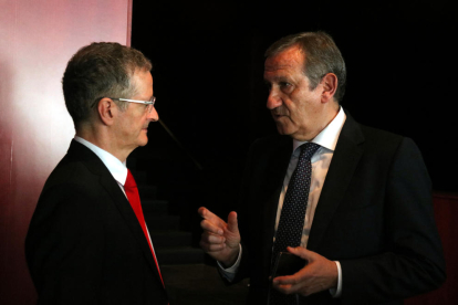 El president de Gestha, Carlos Cruzado, i el secretari general de Gestha, José María Mollinedo, conversen a la seu del Congrés Anual de l'entitat a Barcelona.