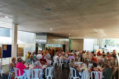 Los abuelos y abuelas de Salou disfrutando de la comida.