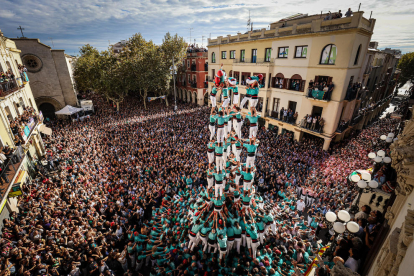 L'enxaneta del Castellers de Vilafranca fent la primera de les tres aletes de l'inèdit 9 de 9 amb folre per Tots Sants.