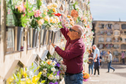 Durant la seva visita al cementiri, els ciutadans van realitzar ofrenes florals i una neteja superficial de la placa exterior dels nínxols.