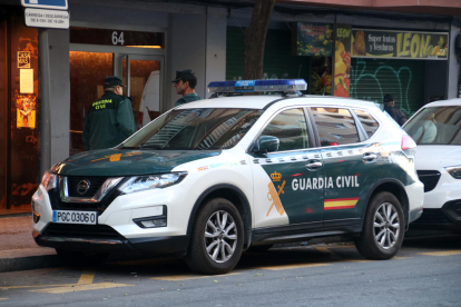 Dos agents de la Guàrdia Civil en l'operatiu conjunt amb els Mossos d'Esquadra en un domicili del carrer Ramon i Cajal de Tarragona.