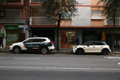 Un vehicle de la Guàrdia Civil aparcat al carrer Ramon i Cajal de Tarragona durant l'operatiu conjunt amb els Mossos d'Esquadra.