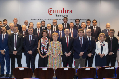 Laura Roigé, reelegida presidenta de la Cambra de Tarragona, en la foto de família amb autoritats, empresaris i representants del port i de la URV, entre altres, en el ple de constitució de la nova corporació.