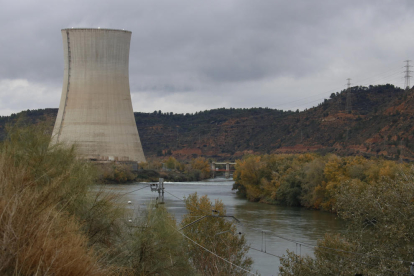 La central nuclear de Ascó, en la Ribera d'Ebre, y de la turbina de vapor a orillas del río.