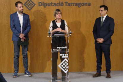 La presidenta de la Diputación de Tarragona, Noemí Llauradó; con el alcalde de la Espluga de Francolí, Josep Maria Vidal; y el director del ACA, Samuel Reyes.