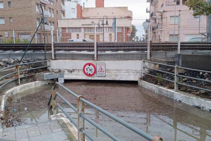 Un dels passos inundats a Torredembarra.