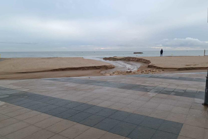 Imagen del paseo marítimo en Torredembarra,