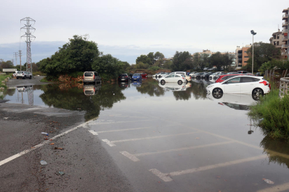 Un parking de Torredembarra inundado, después de las fuertes lluvias de esta madrugada.