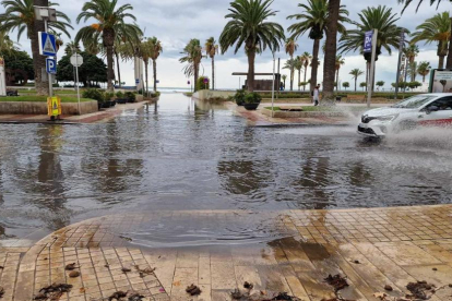 Imatge del paseig Jaume I de Salou inundat amb cotxes encara circulant per sobre.