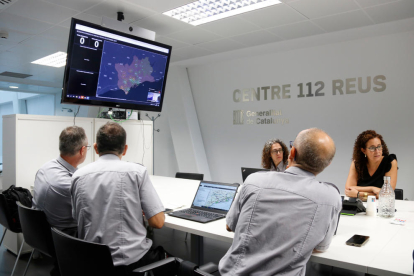 Imagen de técnicos de Protección Civil durante el simulacro de prueba de sirenas desde el edificio 112 de Reus.