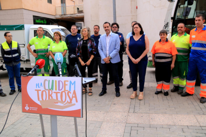 El alcalde de Tortosa, Jordi Jordan, y las regidoras Mar Lleixà y Sònia Rupérez con agentes de las brigadas del consistorio.