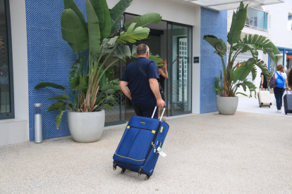 Un turista es dirigeix a la recepció de l'hotel Blaumar de Salou.
