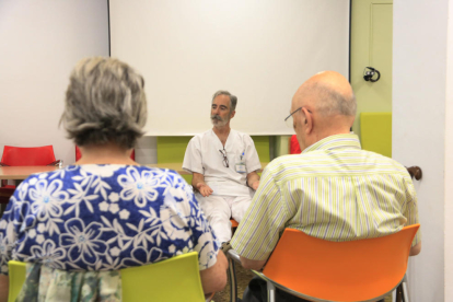 Dos usuaris del centre de dia de l'Associació de Familiars d'Alzheimer (AFA) de Barcelona.