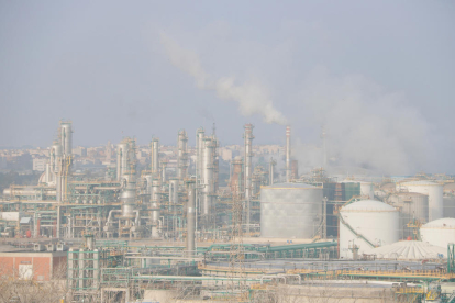 Imagen de la refinería del polígono norte donde se encuentran las instalaciones de Repsol.