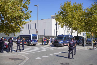 Diversos agents dels Mossos al lloc on s'han produït els fets.