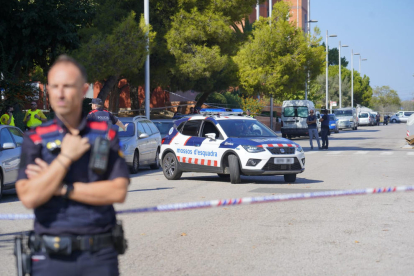 Imatge dels Mossos al lloc on s'han produït els fets.